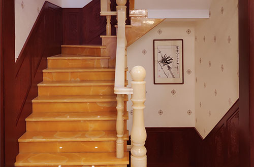 天台中式别墅室内汉白玉石楼梯的定制安装装饰效果